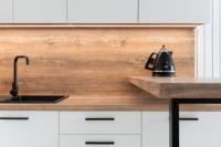 Küche mit Holztextur und schwarzen Garnituren Möbelbau Rheingau Wiesbaden