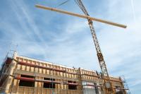 Holzhausbau Baustelle mit Kran