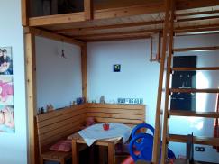 Steile Treppe und Galerie aus Holz