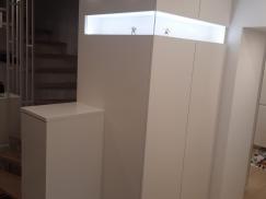 Schrank mit Glasausschnitt beleuchtet