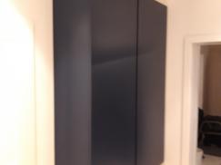 Schrank hängend in schwarz