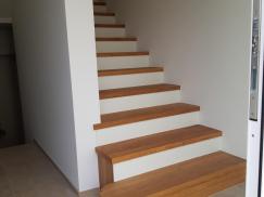 Treppe in weiß mit Holzstufen