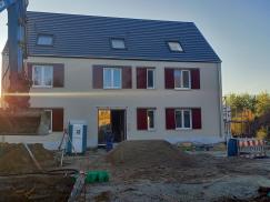 Fenster mit Schiebeläden im Neubau 