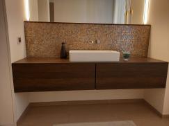 Waschtisch mit Rückwand aus Mosaik