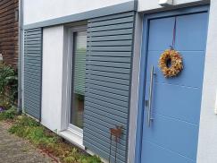 Schiebeläden und Haustür