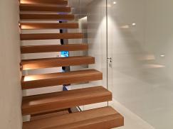 Treppe freitragend mit Beleuchtung
