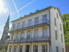 Denkmalgeschütztes Rathaus in Schlangenbad mit neuen Fenstern von Okaty-Hachenberger