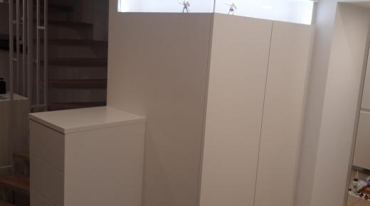 Schrank mit Glasausschnitt beleuchtet