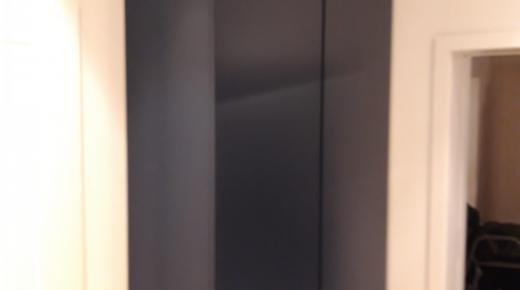 Schrank hängend in schwarz