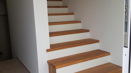 Treppe in weiß mit Holzstufen
