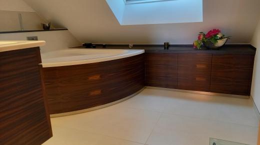 Badezimmermöbel und Badewanne