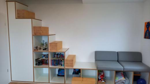 Regalkonstruktion als Treppe Sitzgelegenheit