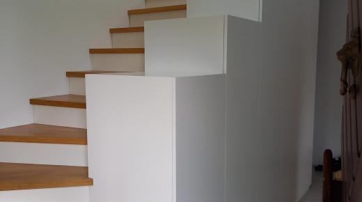 geschwungene Treppe mit Schrank