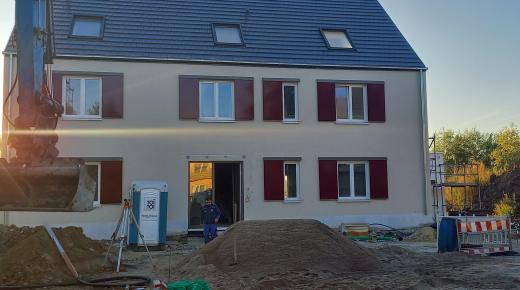 Fenster mit Schiebeläden im Neubau