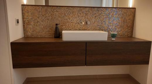 Waschtisch mit Rückwand aus Mosaik