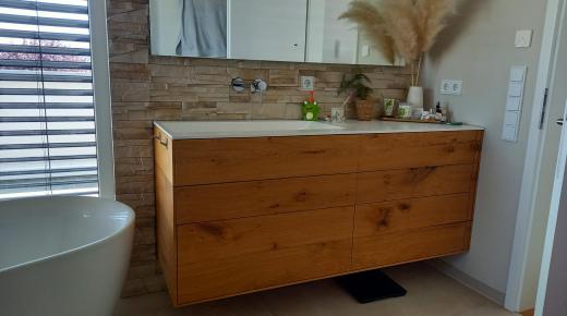 Waschtisch mit integrierten Waschbecken