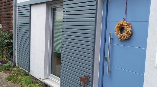Schiebeläden und Haustür