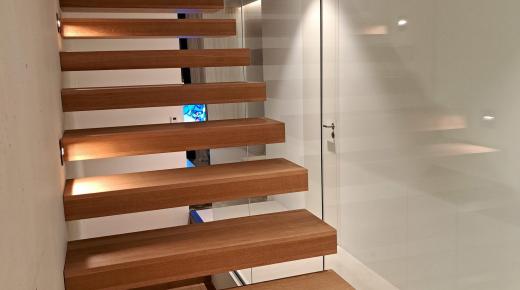 Treppe freitragend mit Beleuchtung