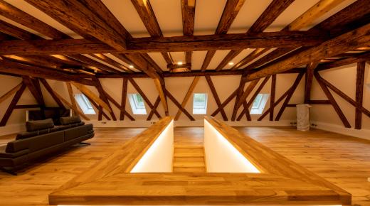 Saniertes Fachwerk und Dachstuhl in historische Mühle im Rheingau