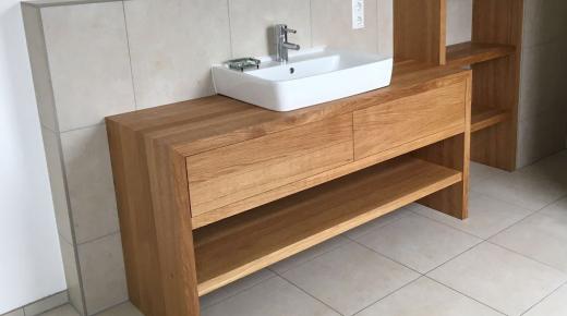 Moderner Waschtisch mit aufgesetztem Waschbecken