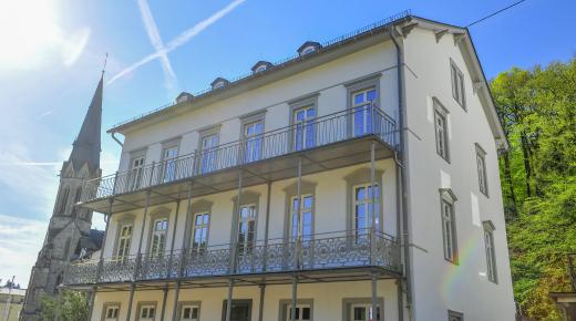 Denkmalgeschütztes Rathaus in Schlangenbad mit neuen Fenstern von Okaty-Hachenberger