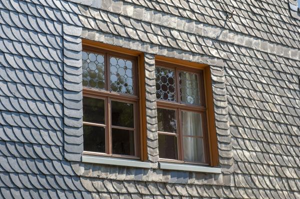 Restaurierte Fenster in der schieferverkleideten Fassade des Fachwerkhauses in Boppard
