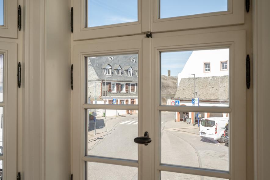 Beim Blick aus dem Fenster wird die lebendige Struktur der Restaurierungsverglasung sichtbar