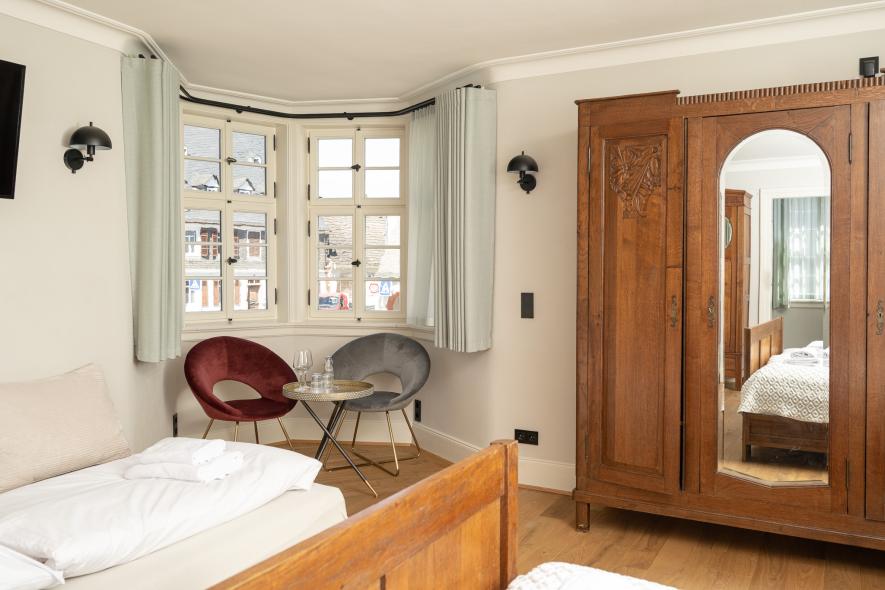 Restaurierte Möbel und Blick aus dem Fenster  in der Pension Grüner Baum
