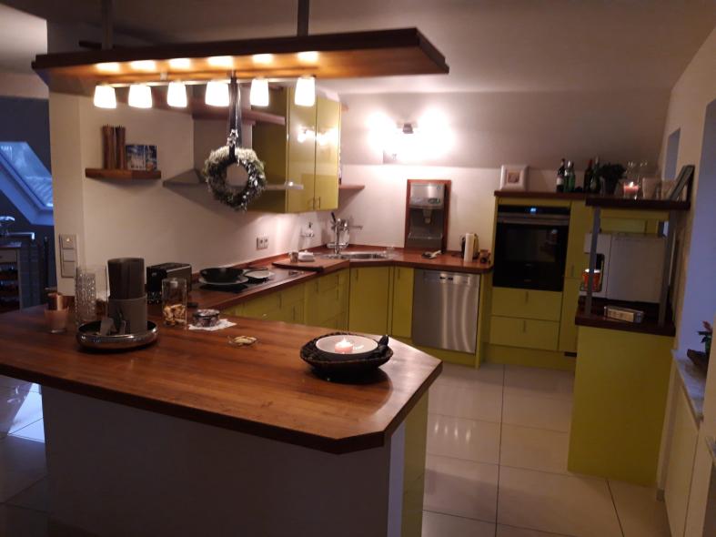 Küche in grün mit Holzplatte