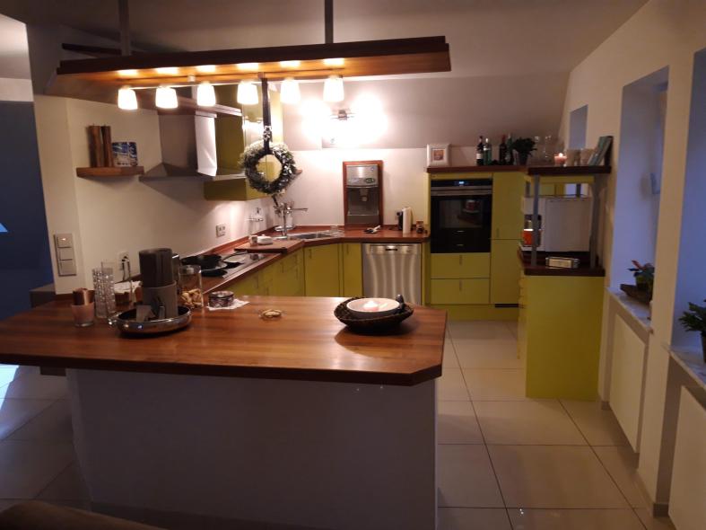 Küche in grün mit Holzplatte