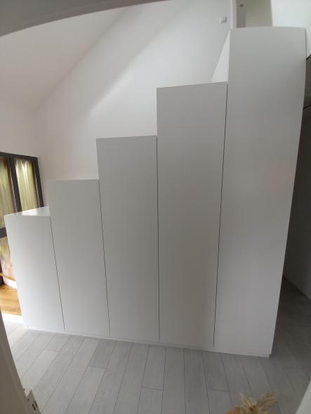 geschwungene Treppe mit Schrank