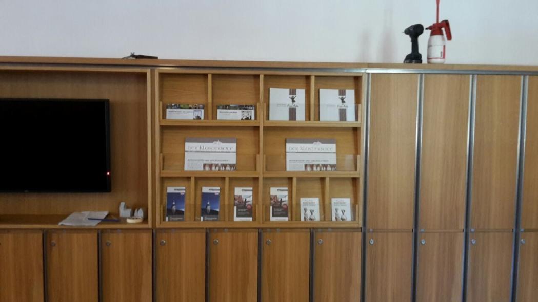 Regal für Broschüren und Aktenschrank