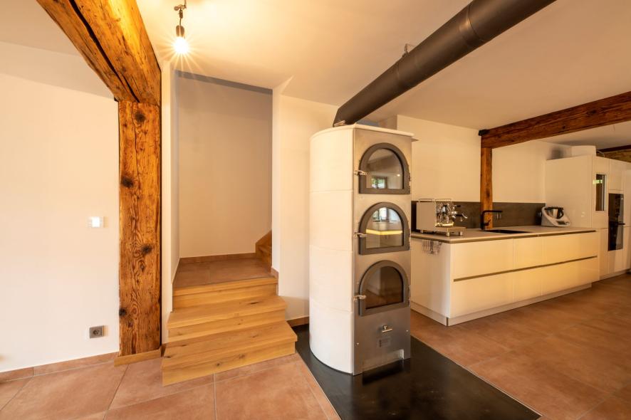Wohnzimmer mit saniertem Fachwerk in historischer Mühle