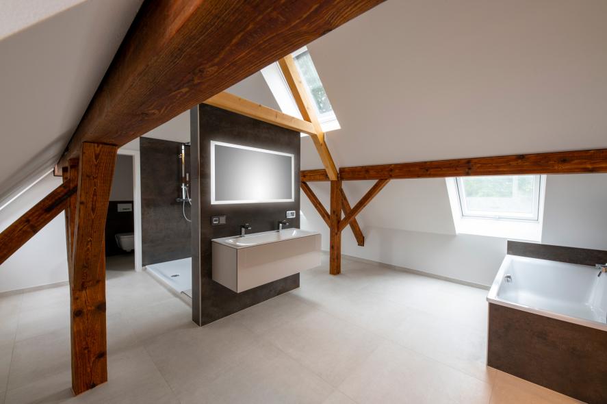 Badezimmer mit saniertem Fachwerk in historischer Mühle