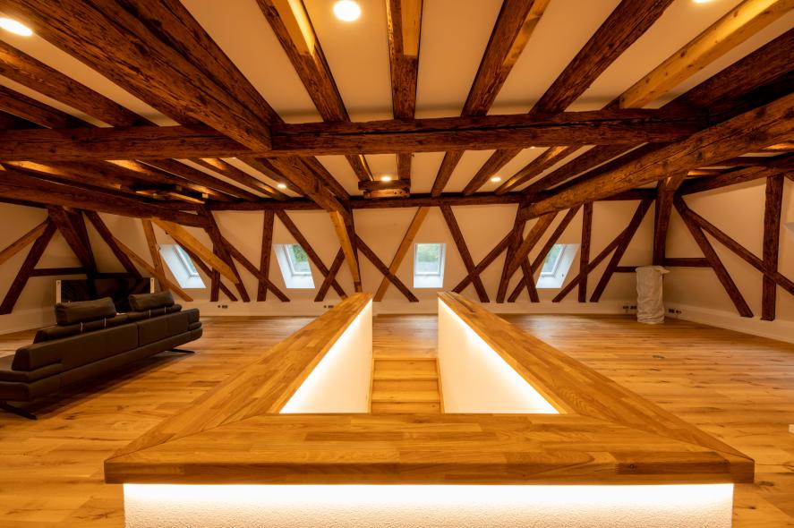 Saniertes Fachwerk und Dachstuhl in historische Mühle im Rheingau
