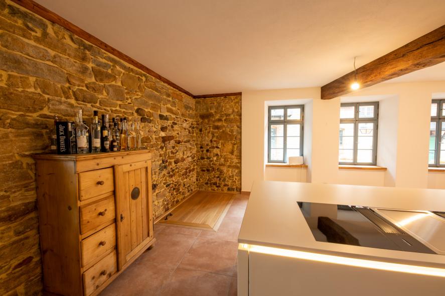 Bruchsteinwand mit saniertem Fachwerk in Küche