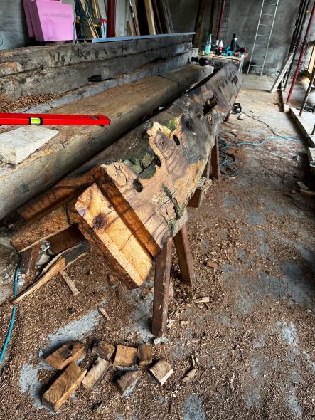Alte Fachwerkbalken bei der Sanierung