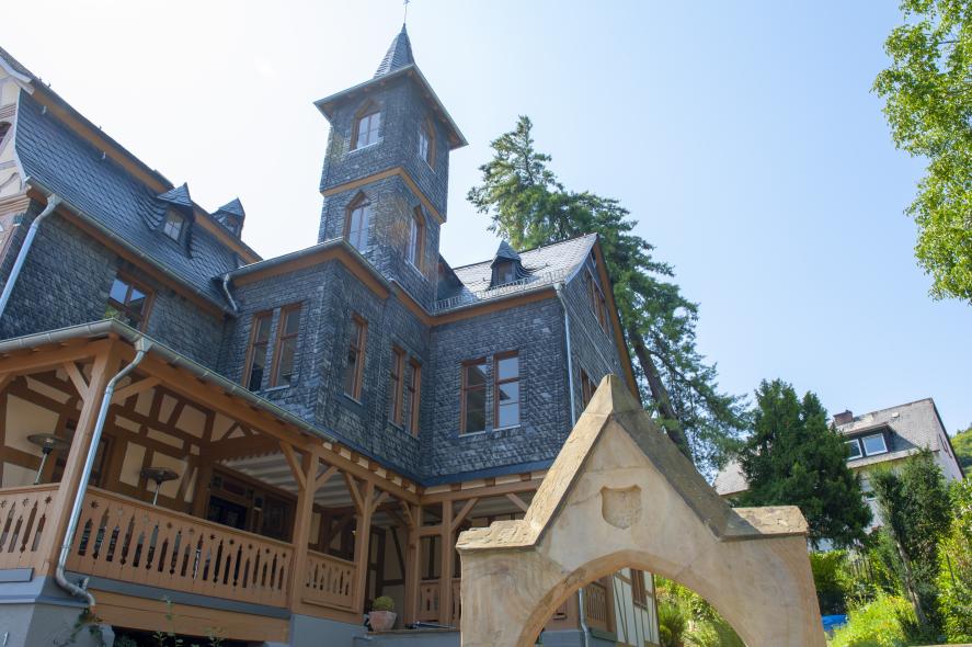 Turm des historischen Fachwerkhauses in Boppard mit restaurierten Fenstern