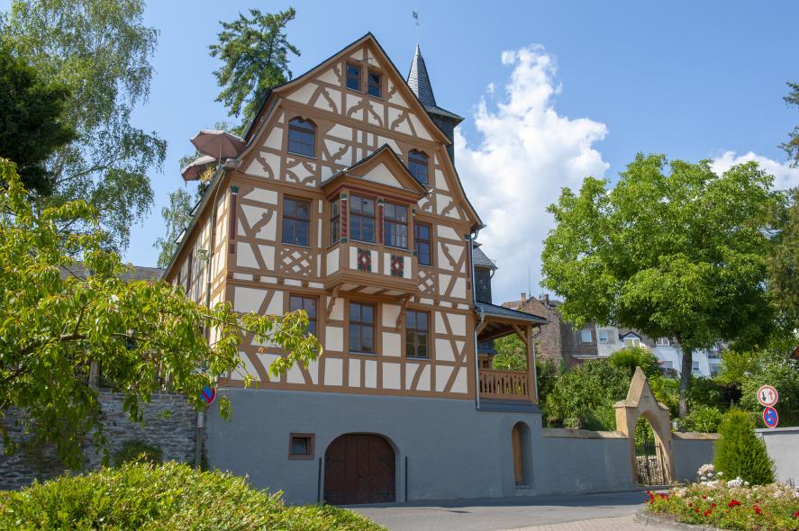 Vordere Fassade Fachwerkhaus mit restaurierten und historisierenden Denkmalfenstern von Okaty-Hachenberger