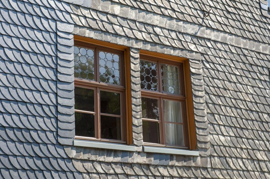 Restaurierte Fenster in der schieferverkleideten Fassade des Fachwerkhauses in Boppard