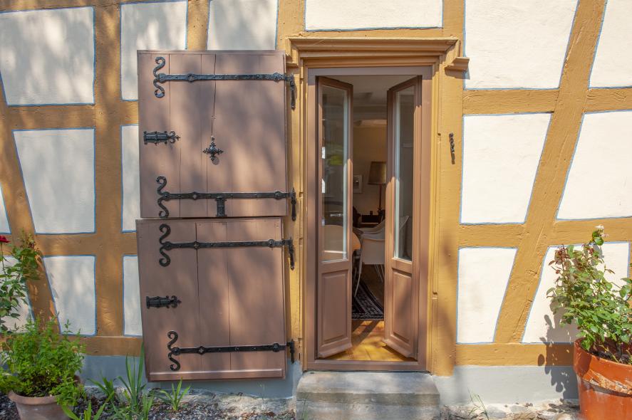 Seiteneingang mit historischer Holztür