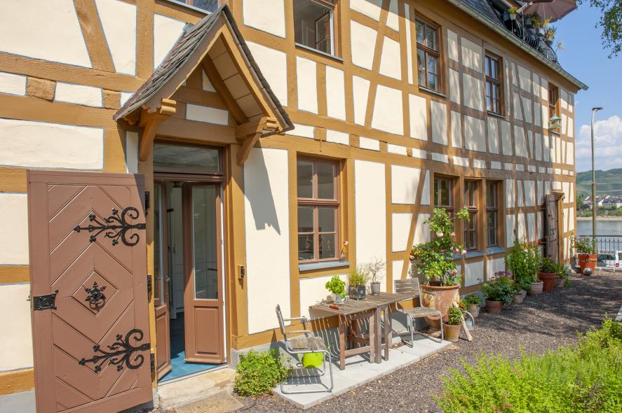 Zugang zum Garten mit neuen und historischen Fenstern und Türen