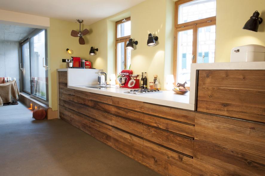 Küchenzeile im Echtholz-Design
