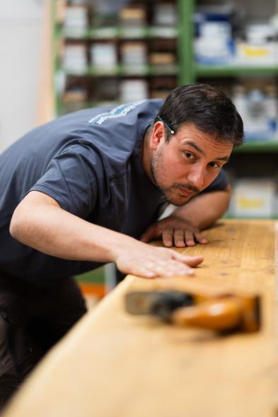 Nico Sturm prüft Oberfläche