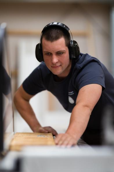 Pit Hegebarth bei der Holzbearbeitung