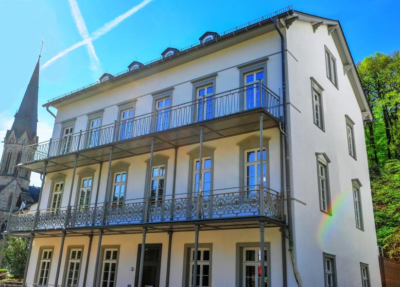 Die rekonstruierten PaXretro78-Fenster fügen sich harmonisch in die klassizistische Fassade des ehemaligen Kurhotels ein.