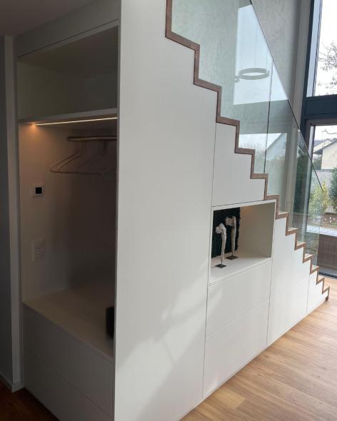 Faltwerktreppe mit Ganzglasgeländer, Einbauschrank und Garderobe Rauenthal