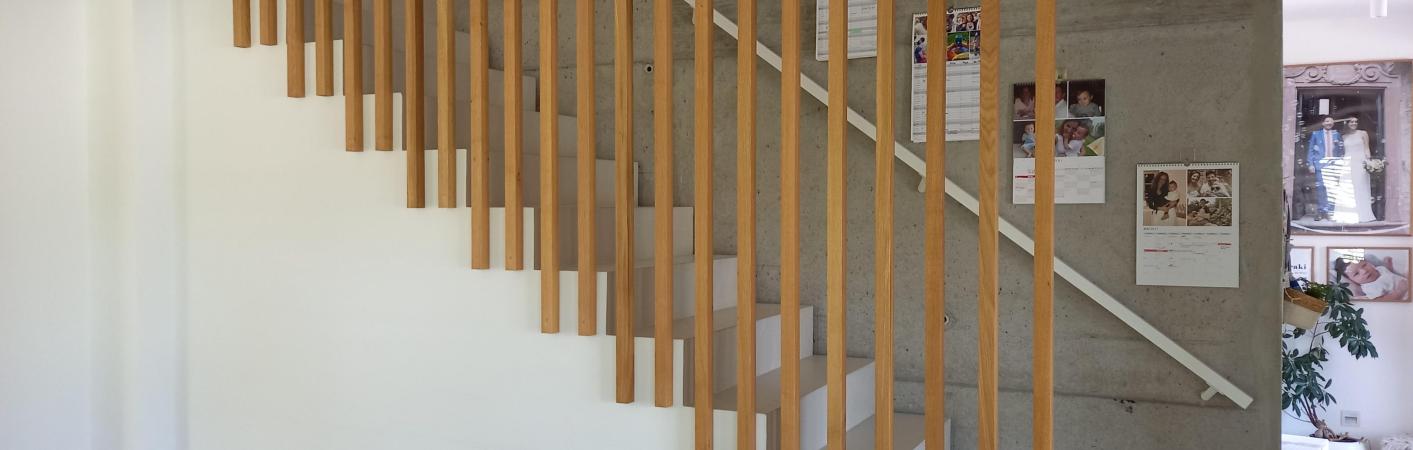 Holzbalken als Treppengeländer
