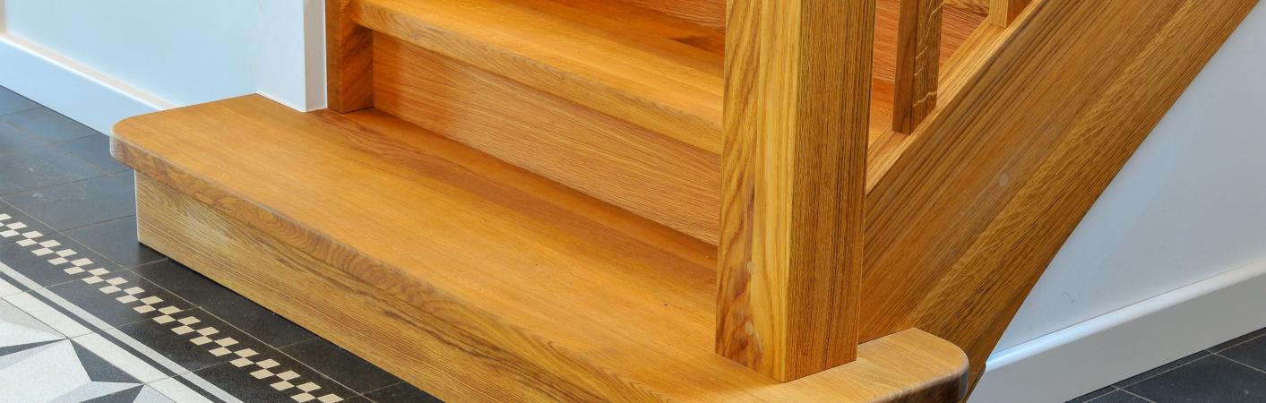 Sanierte Treppe aus Eiche im Altbau